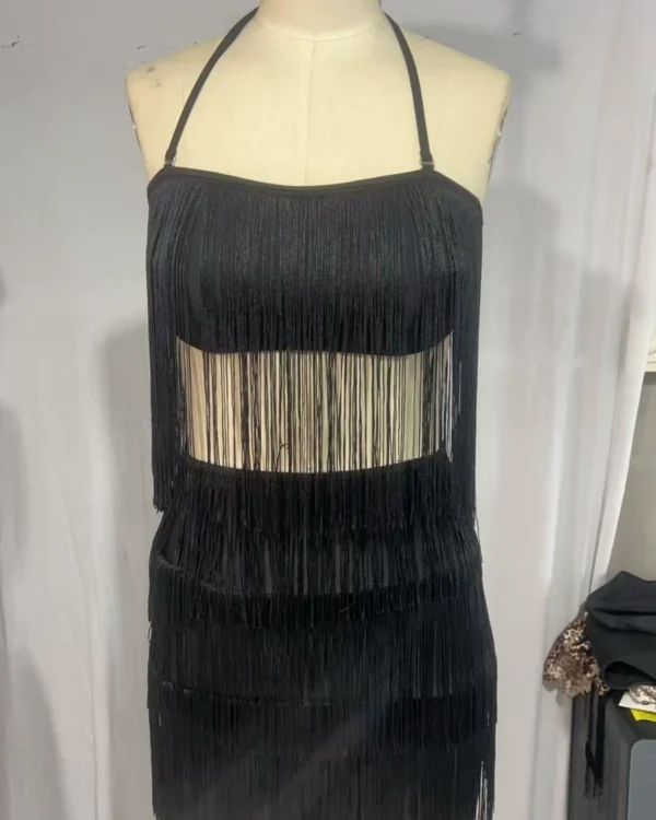 Vestido de playa con flecos en capas y cuello halter
