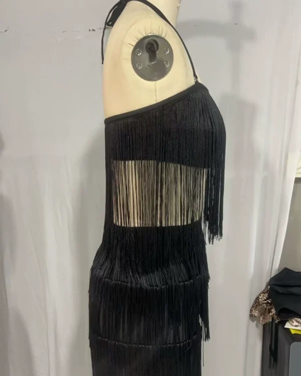 Vestido de playa con flecos en capas y cuello halter