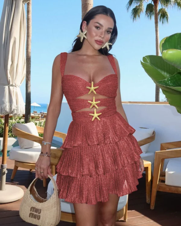 Vestido mini con escote corazón, recortes y falda de volantes