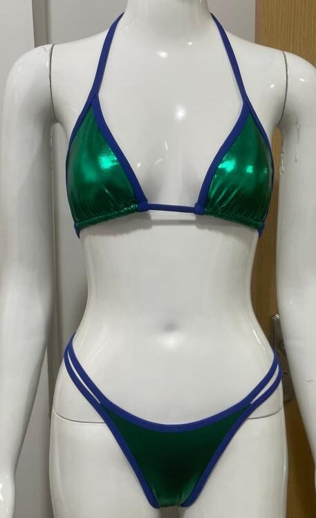 Conjunto de bikini halter esmeralda metálico