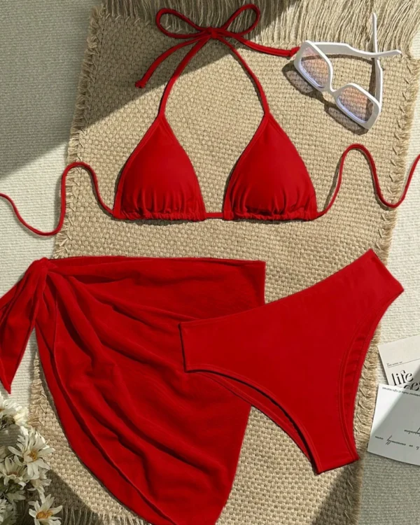 Bikini triangular de tres piezas con pareo