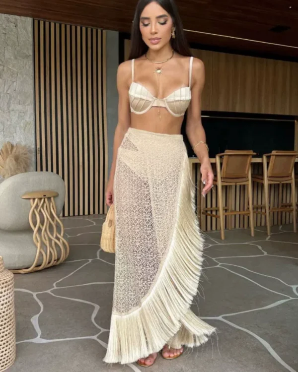 Conjunto de traje de baño de tres piezas con top balconette y falda con flecos