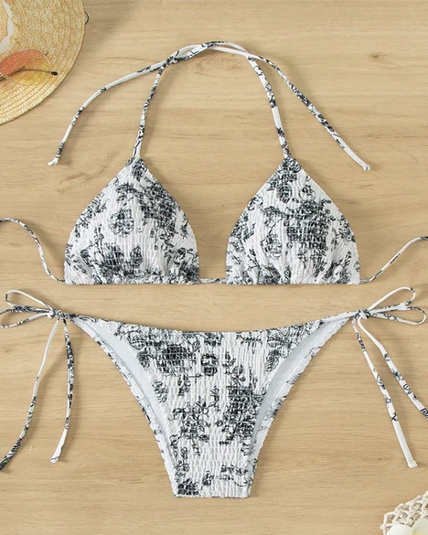 Conjunto de bikini triangular con cuello halter, copas removibles y lazos laterales