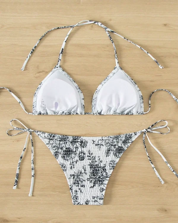 Conjunto de bikini triangular con cuello halter, copas removibles y lazos laterales