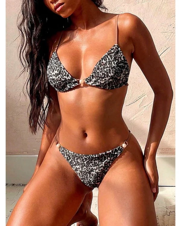 Bikini de dos piezas con copas triangulares y braga de corte alto
