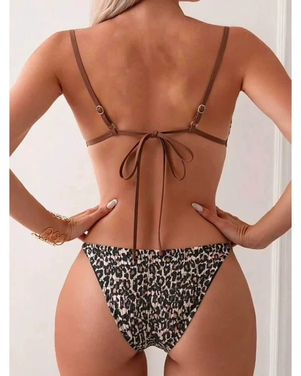 Bikini de dos piezas con copas triangulares y braga de corte alto