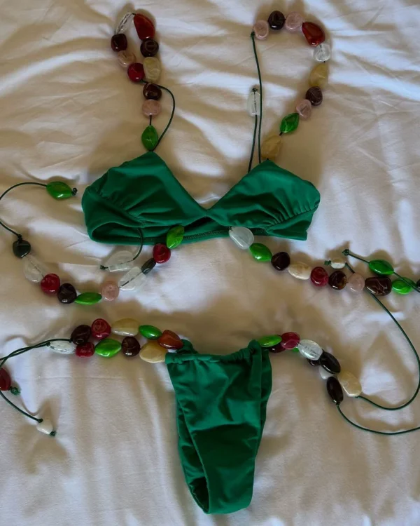 Conjunto de bikini para mujer con cuentas, top triangular y parte inferior con lazada lateral