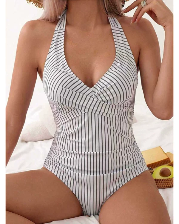 Traje de baño de una pieza con cuello halter, espalda calada y fruncido