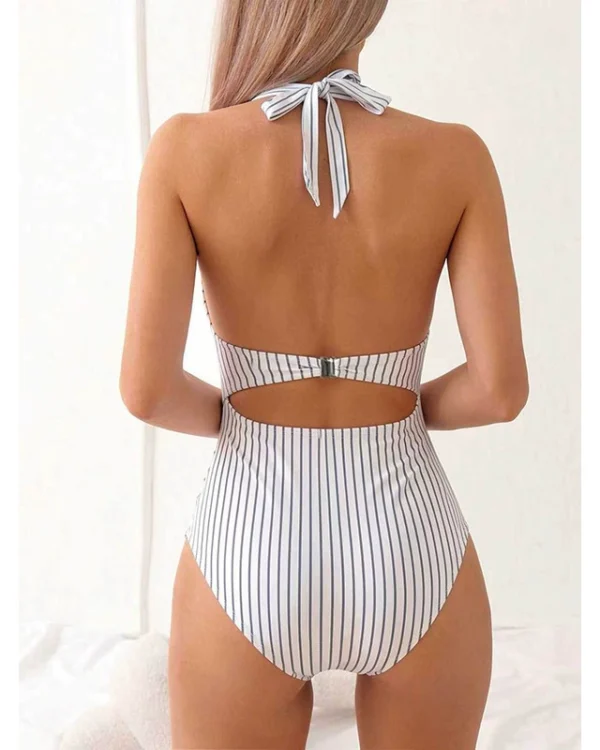 Traje de baño de una pieza con cuello halter, espalda calada y fruncido
