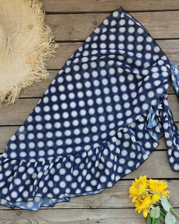 Falda de playa cruzada con volantes asimétricos y cinturón anudado a la cintura