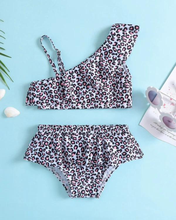 Conjunto de bikini de dos piezas para niñas con top asimétrico y shorts con volantes