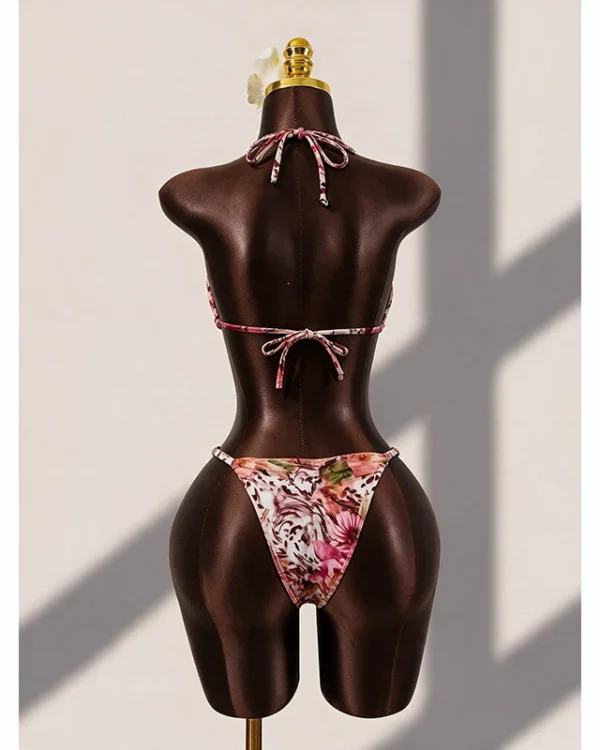 Bikini de dos piezas con top halter y dije de estrella