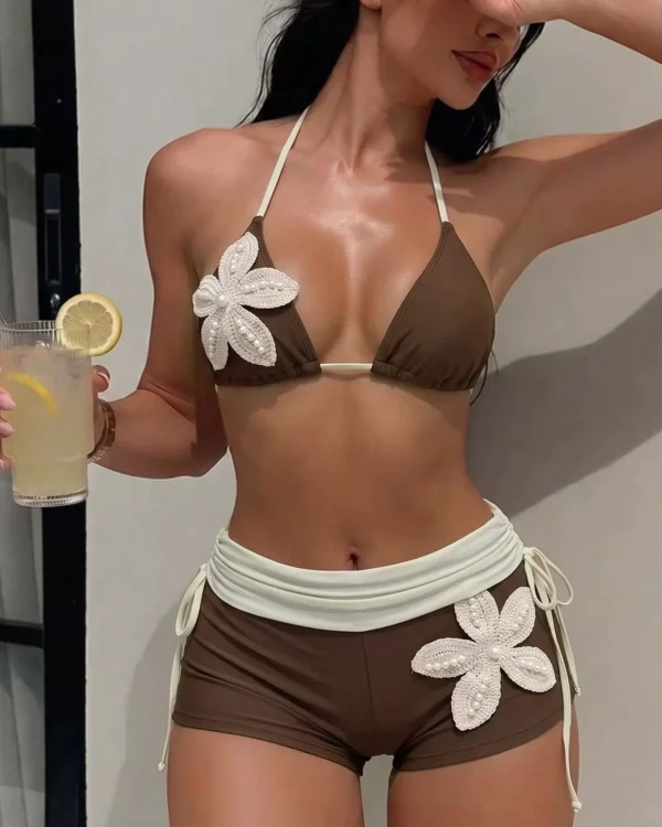 Top de bikini triangular con amarre al cuello y short tipo boy