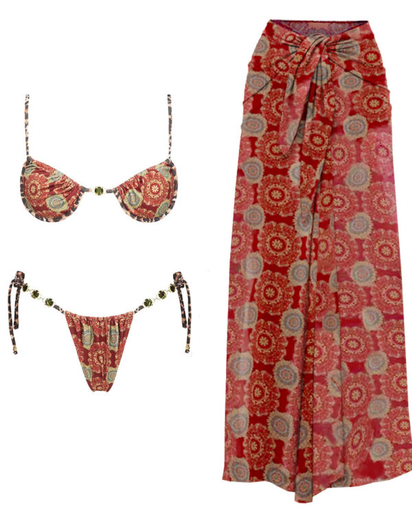 Conjunto de bikini de tres piezas con aros, lazos con cuentas y pareo largo