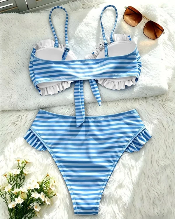 Conjunto de bikini bandeau con lazo frontal y volantes