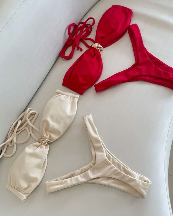 Conjunto de bikini halter con copas fruncidas, anillo y bottom brasileño