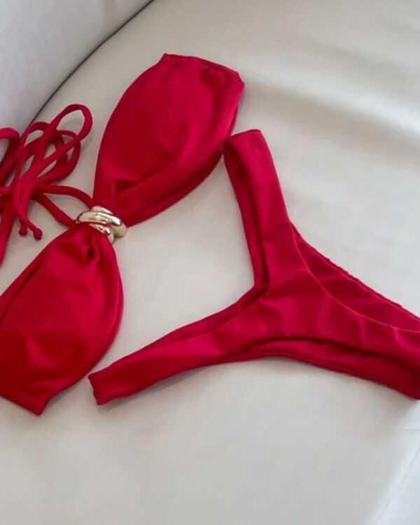 Conjunto de bikini halter con copas fruncidas, anillo y bottom brasileño