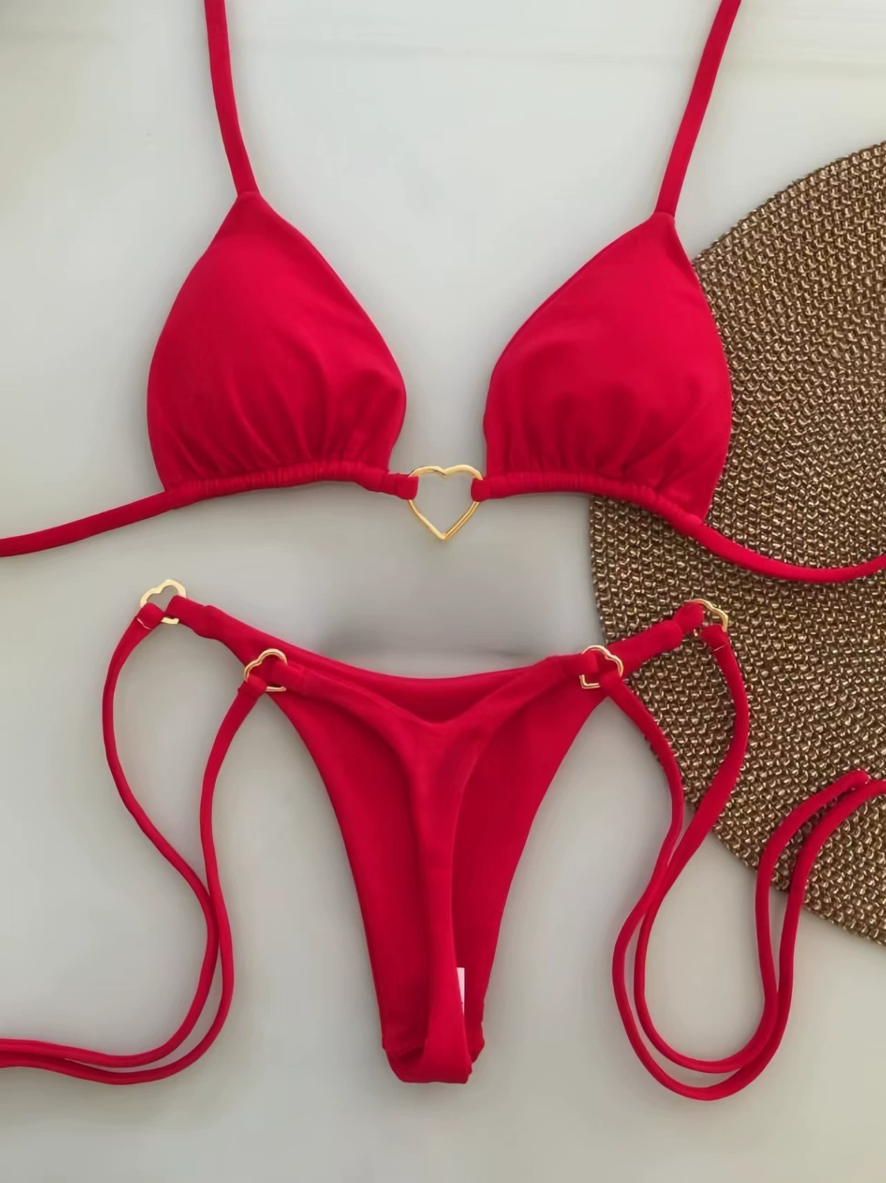 Conjunto de bikini triangular con aro de corazón y tirantes halter