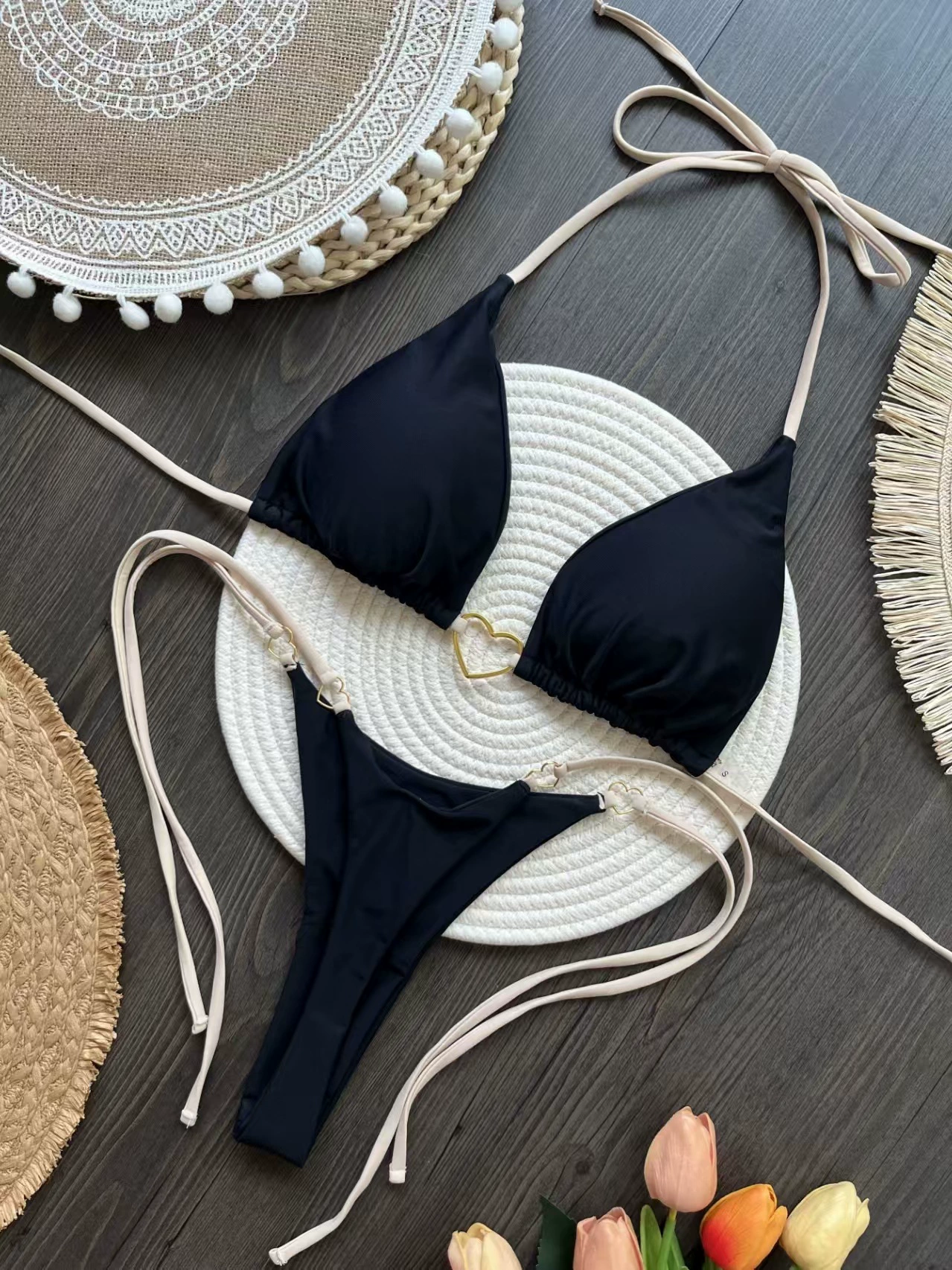 Conjunto de bikini triangular con aro de corazón y tirantes halter