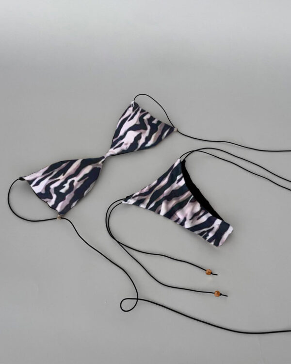 Conjunto de bikini con estampado cebra blanco y negro y top triangular ajustable