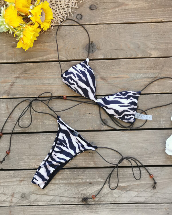 Conjunto de bikini con estampado cebra blanco y negro y top triangular ajustable