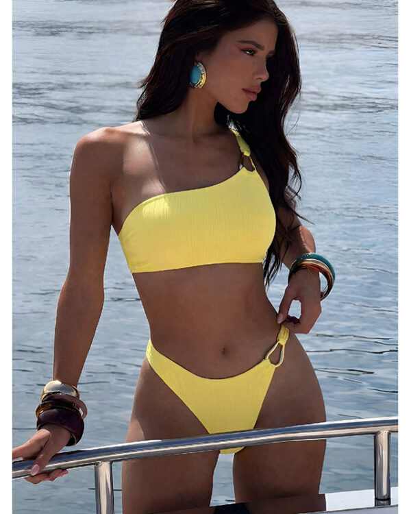 Conjunto de bikini amarillo asimétrico de un hombro con aro y panty de corte alto