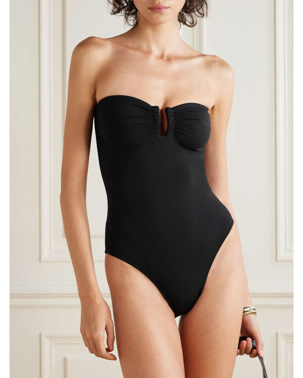 Traje de baño de una pieza negro bandeau con fruncido y abertura en U