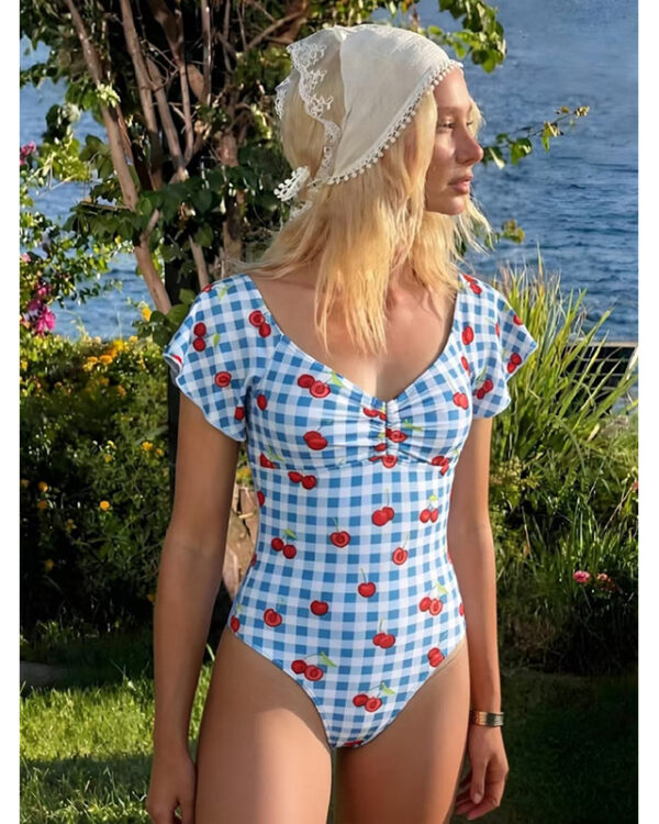 Traje de baño entero con escote en V, mangas volantes y estampado de cerezas